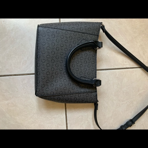 Two guess crossbody bags - Picture 3 of 5